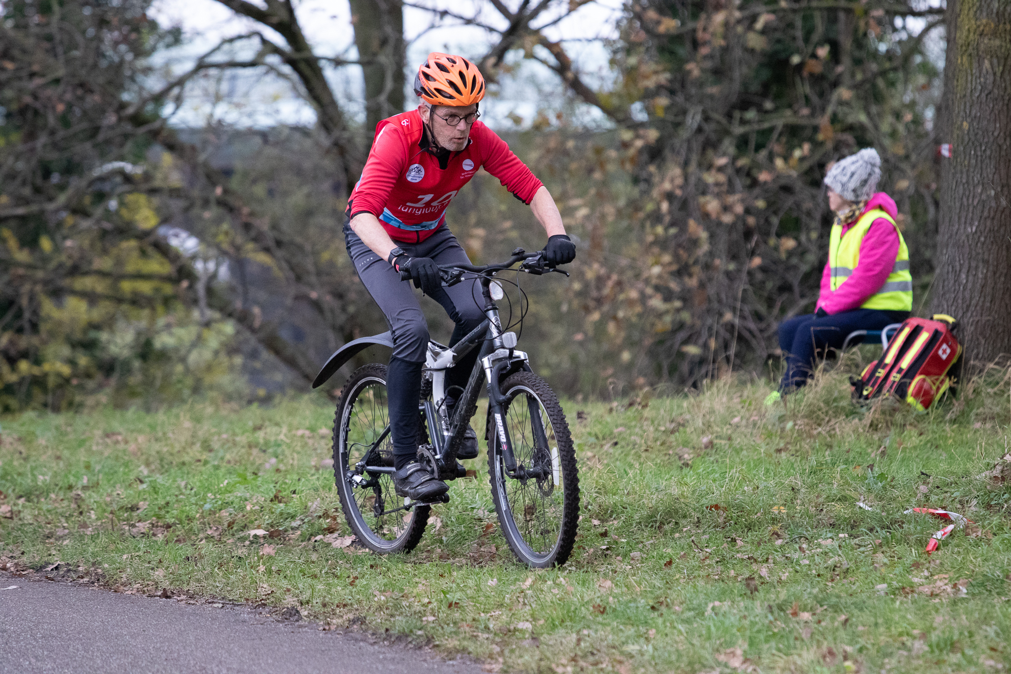 Moe maar met een grote lach over de finish van Wintertriatlon Gouda